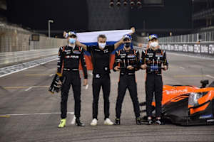 Nach dem Gewinn der Asian Le Mans Series Februar 2021: Von links Ferdinand Habsburg, G-Drive Teamchef Roman Rusinow, René Binder, Yifei Ye