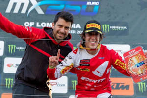 Nicholas Lapucci feiert mit Marco Maddii in Mantova