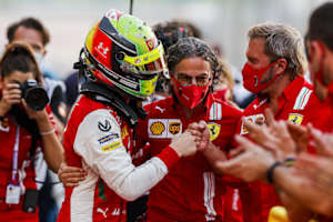 Laurent Mekies (Mitte) jubelte mit Mick Schumacher