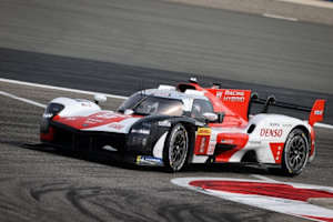 Im zweiten freien Training von Bahrain vorne: Der Toyota GR010 Hybrid von Brendon Hartley