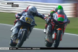 Diese Aktion von Romano Fenati gegen Landsmann Stefano Manzi sorgte weltweit für Kopfschütteln