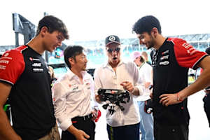 Oliver Bearman, Ayao Komatsu, Jon Bon Jovi und Esteban Ocon