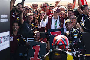 Sam Lowes feierte mit Teameigner Marc van der Straten