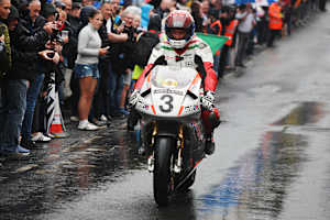 Carl Fogarty auf der Honda RC45 von Joey Dunlop