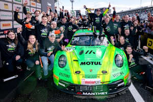 Ayhancan Güven jubelt mit seinem Team