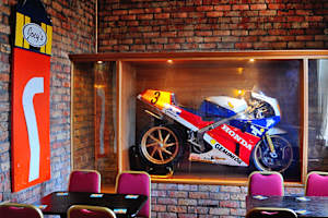 Dunlops Honda RC30 war jehrelang in Joeys Bar zu bewundern