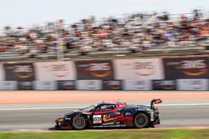 Titel für die beiden Verstappen.com Fahrer im Red Bull Ferrari