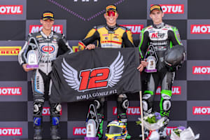 David Salvador würdigte auf dem Siegerpodest den tödlich verunglückten Borja Gomez