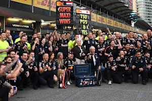 Dr. Helmut Marko (mittig unten) feierte mit Fahrern und Team den Sieg von Max Verstappen