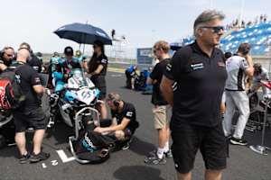 Teamchef Michael Galinski (re.) macht mit Fahrer Tarran Mackenzie weiter