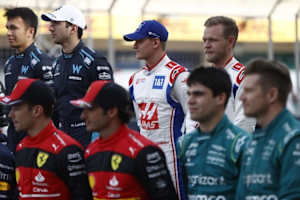 Viele Fahrer aus der Saison 2022 haben inzwischen andere Jobs: Latifi, Mick Schumacher, Kevin Magnussen (obere Reihe) in Bahrain. Nico Hülkenberg (unten rechts) war hier übrigens Vettel-Ersatzfahrer bei Aston Martin, ist daher im Bild