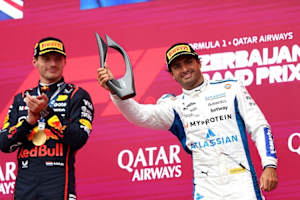 Carlos Sainz mit Sieger Verstappen in Baku