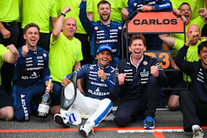 Carlos Sainz mit seinem Team und Teamchef James Vowles in Baku