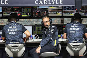 Red Bull Racing-Teamchef Laurent Mekies am Kommandostand