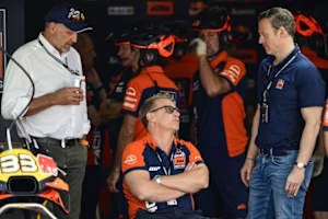 KTM-Sportchef Pit Beirer mit CEO Gottfried Neumeister und KTM-Urgestein Heinz Kinigadner (li.)