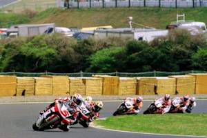 Suzuka 1998: Abe führt den Japan-GP vor Wildcard-Pilot Noriyuki Haga an. Doohan und Co. fahren hinterher