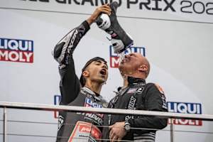Schmeckt: Senna Agius feiert mit Teammanager Jürgen Lingg