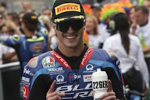 Freude bei Izan Guevara: Er darf am 19. November mit der MotoGP-Yamaha fahren