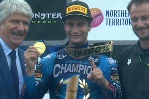 Simon Längenfelder erhält seine WM-Medaille