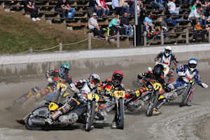 Mario Niedermeier (10) zeigte bei seinem Debüt eine gute Leistung