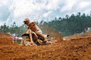 Ob MX2-Weltmeister Simon Längenfelder beim Stoppelcross selbst mitfahren kann, ist noch nicht fix