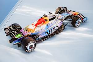 Der VCARB 02 glänzt in Las Vegas im Holo-Design