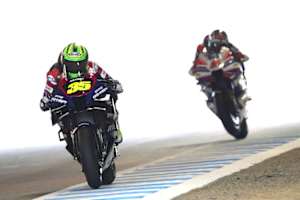 Yamaha-Testfahrer Cal Crutchlow vor der Ducati GP23 von Johann Zarco