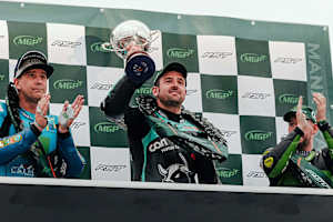 David Johnson (li.) und Rob Hodson (re.) applaudieren Sieger Michael Dunlop
