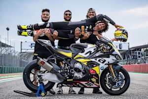 Gabriele Ruiu wird von seinem BMW-Team auf Händen getragen