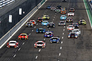 Mit einem satten GT-Feld ging das GTC Race an den Start.