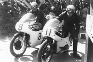 Gary Hocking (li.) 1959 beim Rennen auf dem Sachsenring, daneben Dickie Dale (re.)