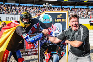 Florian Alt (li.) und Teamchef Jens Holzhauer in Partylaune