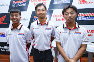 Tatchakorn Buasri wird Teamkollege von Taiyo Furusato, dazwischen Teammanager Hiroshi Aoyama