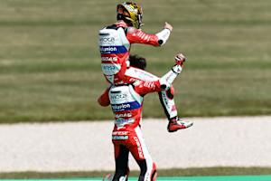 Ex-Weltmeister Nico Terol, 2023 Teammanager bei GASGAS, nahm den neuen Weltmeister auf die Schultern