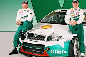 Manfred Hiemer (li.) zusammen mit Schwarz in Skoda-WM-Team