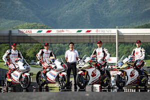Die Moto3-Fahrer Aji (64) und Furusato (72), Aoyama, rechts Chantra (35) und Ogura (79)