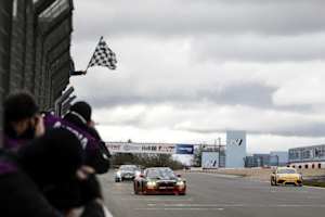 Kuba Giermaziak und Jesse Krohn gewinnen im Walkenhorst Motorsport BMW M4 GT3 den zweiten NLS-Lauf