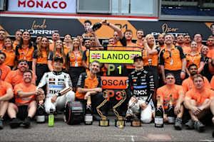 Die McLaren-Mannschaft feiert den Sieg in Monaco, Andrea Stella zwischen den beiden Fahrern Lando Norris (links) und Oscar Piastri