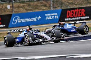 Carlos Sainz vor Alex Albon