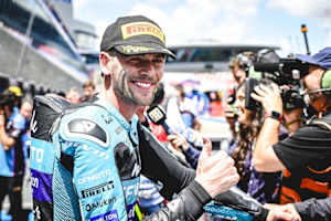 Keep smiling. Nach dem Qualifying in Jerez durfte Dixon vor die Kameras