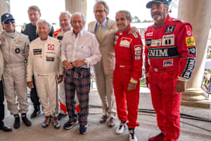 Nigel Mansell (ganz rechts) zusammen mit seinen Weltmeister-Kollegen Emerson Fittipaldi, Mika Häkkinen, Mario Andretti, Jacques Villeneuve, Jackie Stewart und Alain Prost (von links).