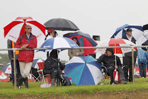 Ein wenig Regen kann den britischen Fan nicht aus der Ruhe bringen