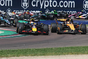 Max Verstappen gegen Oscar Piastri in Imola, links George Russell