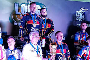 Das deutsche Team mit Manager Josef Hukelmann (weißes Hemd), Lukas Fienhage (r.), dahinter Erik Riss (r.) und Max Dilger