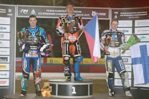 Das Podest in Sanok mit dem Sieger Lukas Hutla, Luca Bauer und Max Koivula