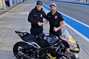 Brian McCormack begrüßt David Datzer in seinem Team