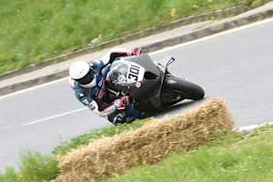 David Datzer zirkelt bei seiner Rekordfahrt haarscharf am Stroballen vorbei