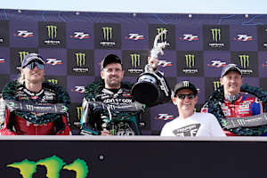 Davey Todd, Michael Dunlop und Dean Harrison (vlnr.) teilten sich 2024 bei der TT das Supersport-Podium