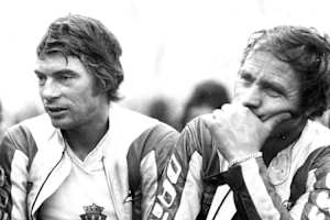 Die Strapazen sind Rolf Steinhausen (li.) und Beifahrer Josef Huber anzusehen