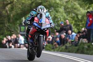 Michael Dunlop lässt die Ducati Pannigale 955 fliegen